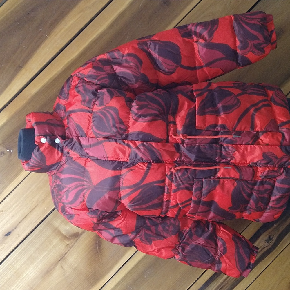 RARE COLOR! Women's Puffer Jacket, Red Floral - Who What Wear - BRAND NEW!